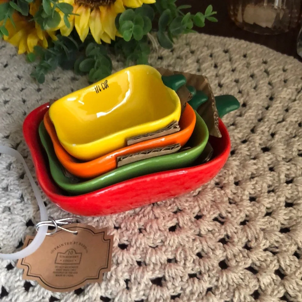 10 Strawberry Street Measuring Cups - PEPPERS
